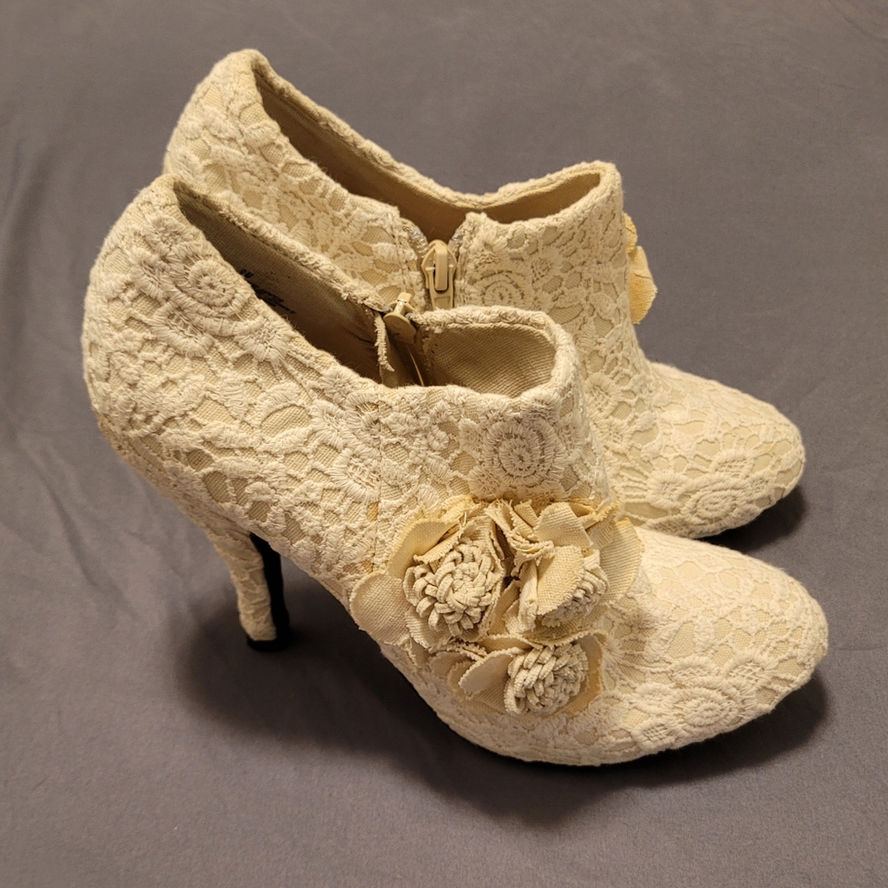 Dolce By Mojo Moxy | Elegant Cream Lace High Heels 9 Med